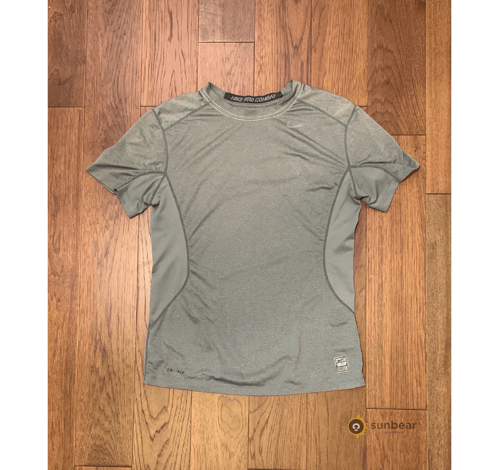 grey short sleeved shirt